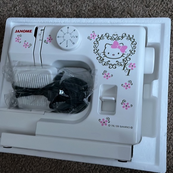 Sanrio Hello kitty sewing machine - Picture 3 of 3